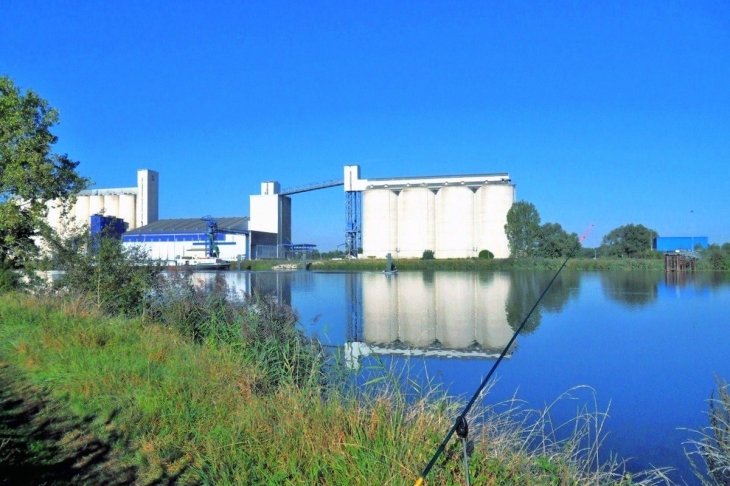 Losne.21.Vue sur les silos.