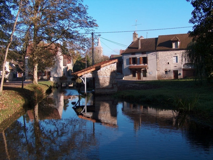 L'Ouche et le village - Lusigny-sur-Ouche