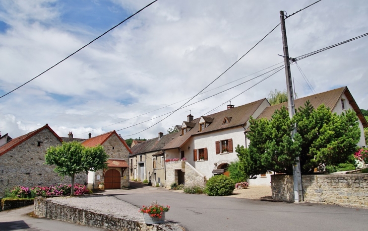 Le Village - Marcheseuil