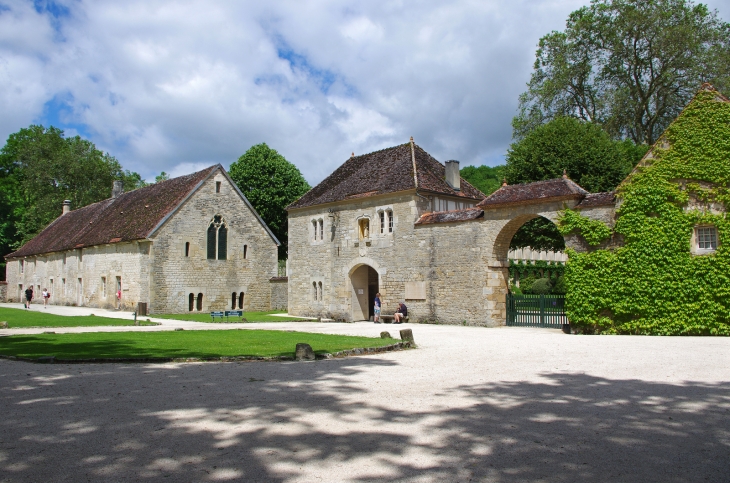 L'abbaye de Fontenay.  La porterie (l'entrée de l'abbaye). La chapelle des pélerins et voyageur et à gauche, la boulangerie.  Abbaye cistercienne de Fontenay Fondée en 1119 par saint Bernard, l'abbaye bourguignonne de Fontenay, à l'architecture dépouillée - Marmagne