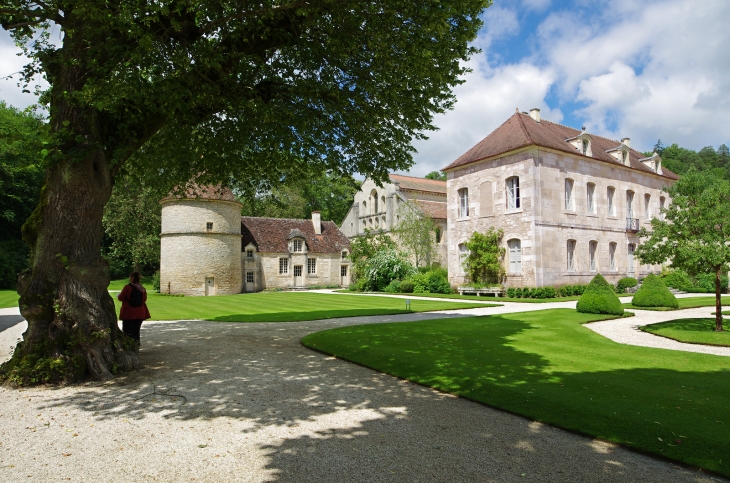 L'abbaye de Fontenay.  Le pigeonnier, les communs, et le logis des abbés commendataires. - Marmagne