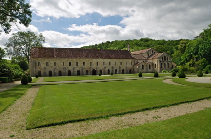 L'abbaye de Fontenay.  Sur la droite, l'église abbatiale. Vers la gauche de l'église, le bâtiment conventuel avec le dortoir en étage et la salle capitulaire et le scriptorium au rez de chaussée. - Marmagne