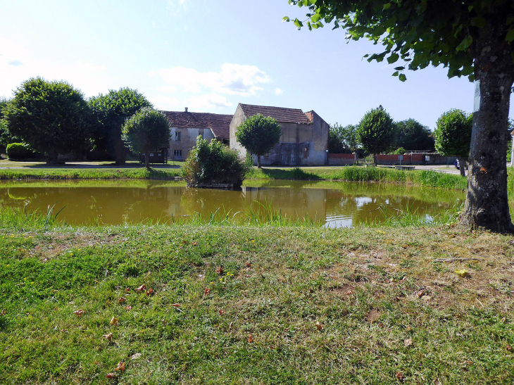 La mare dans le village - Massingy-lès-Semur