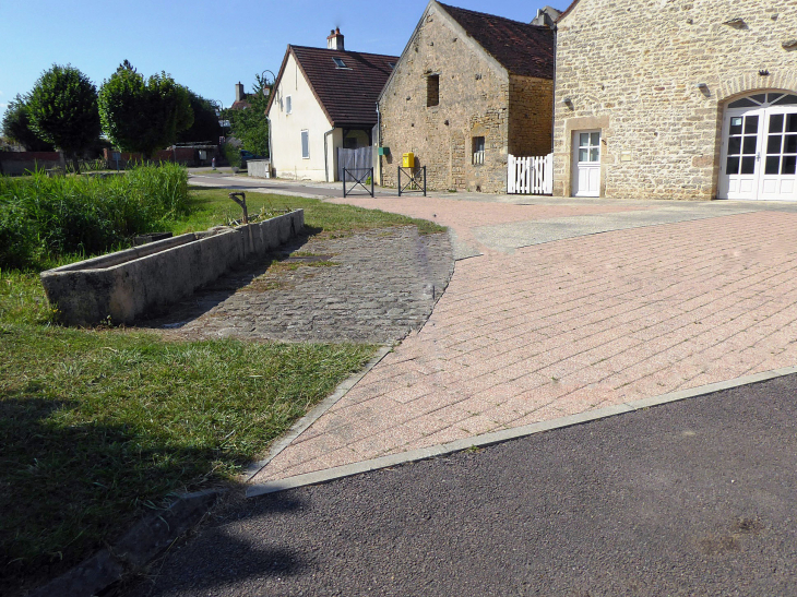 Devant la mairie - Massingy-lès-Semur