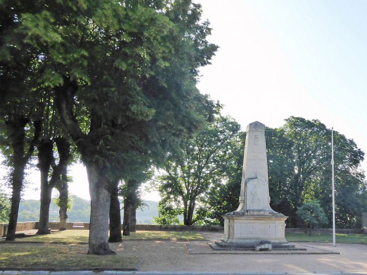 Le monument aux morts au dessus de la ville - Montbard