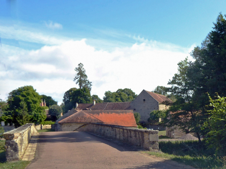 Le pont sur l'Armançon - Montigny-sur-Armançon