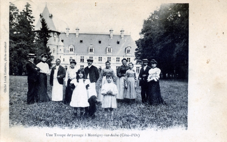 Vers 1920, Une troupe de passage (carte postale ancienne) - Montigny-sur-Aube