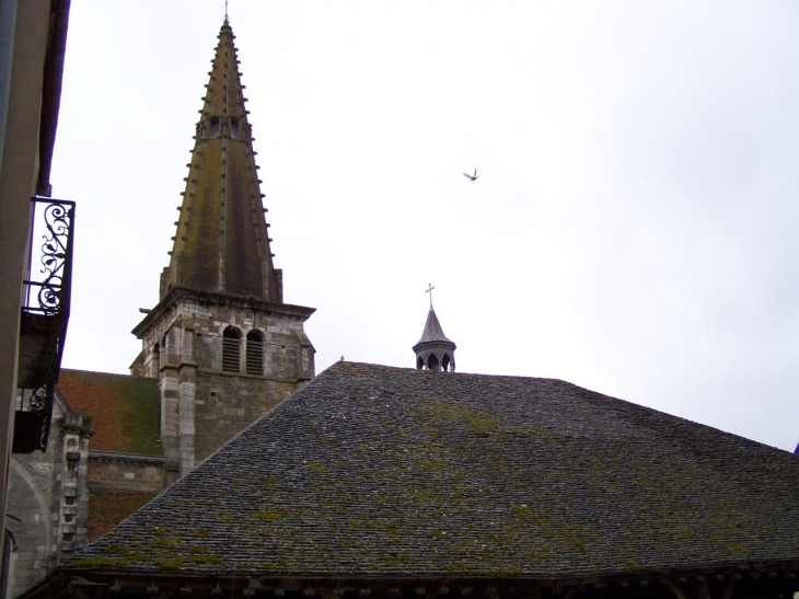 Toit des halles et clocher de l'église - Nolay