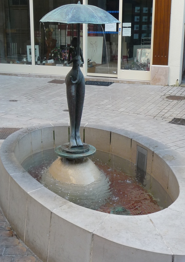 Fontaine : Femme au parapluie - Nuits-Saint-Georges