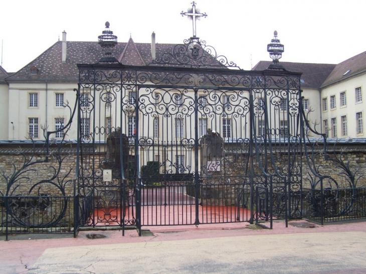 Grille et château - Plombières-lès-Dijon