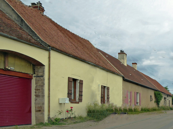 Maisons colorées dans le village - Pont-et-Massène