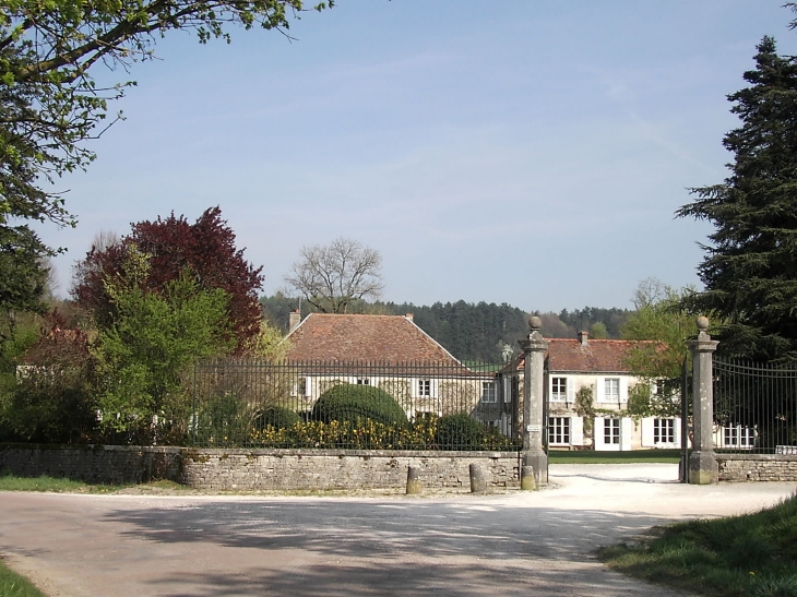 A environ 5 km, le splendide domaine de Froidvent - Recey-sur-Ource