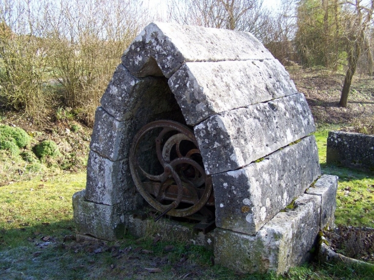 Fontaine du XVème à Sacquenay