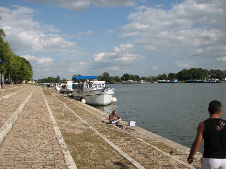 LES QUAIS DE SAINT JEAN DE LOSNE. - Saint-Jean-de-Losne