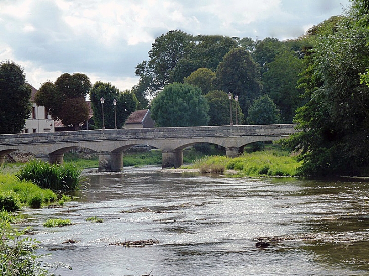 Le pont sur la Vingeanne - Saint-Maurice-sur-Vingeanne