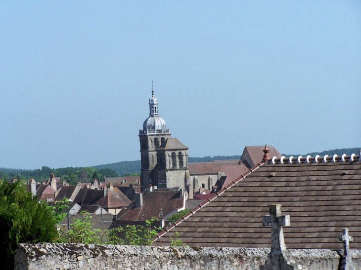 Le clocher de la basilique et les vieux toits de Saulieu