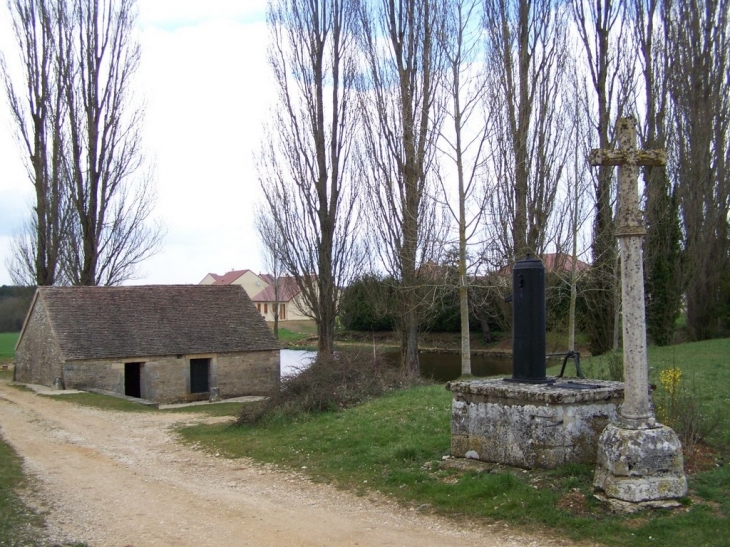 Le lavoir et la mare - Saulx-le-Duc