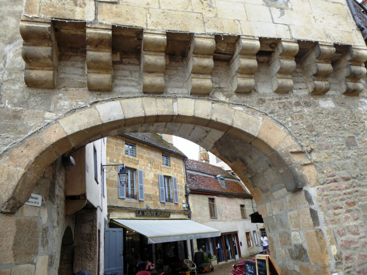 La porte d'entrée  du Bourg - Semur-en-Auxois