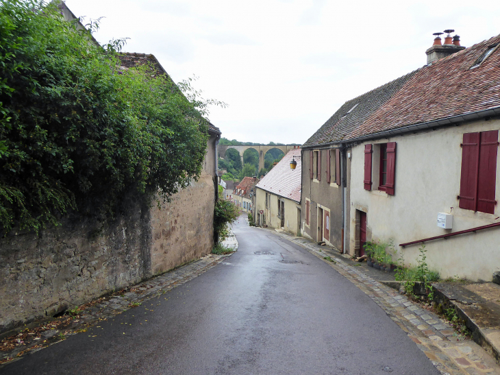 Descente vers la ville basse et le viaduc - Semur-en-Auxois