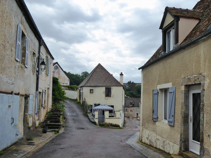 Descente vers la ville basse - Semur-en-Auxois