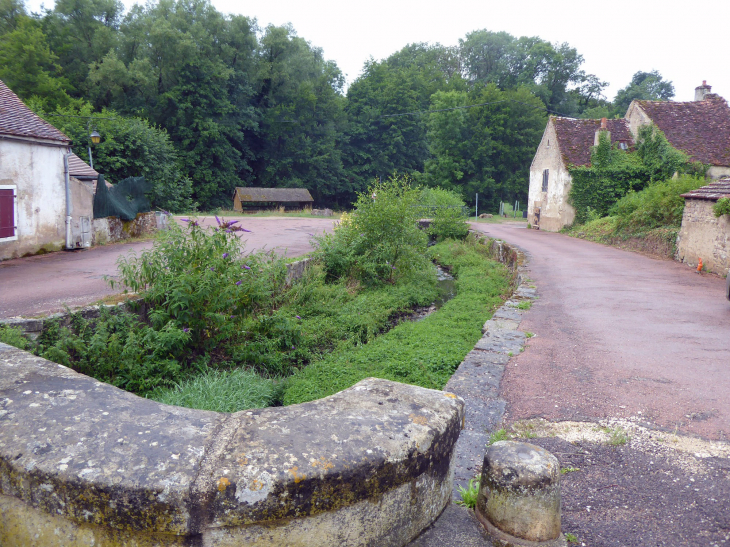 La ville basse au bord de l'Armançon - Semur-en-Auxois