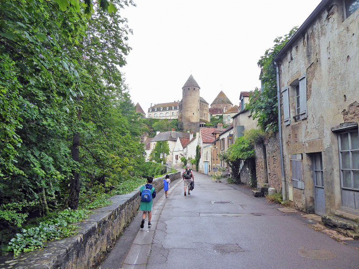 Les petits chevaliers découvrant la ville avec Papy - Semur-en-Auxois