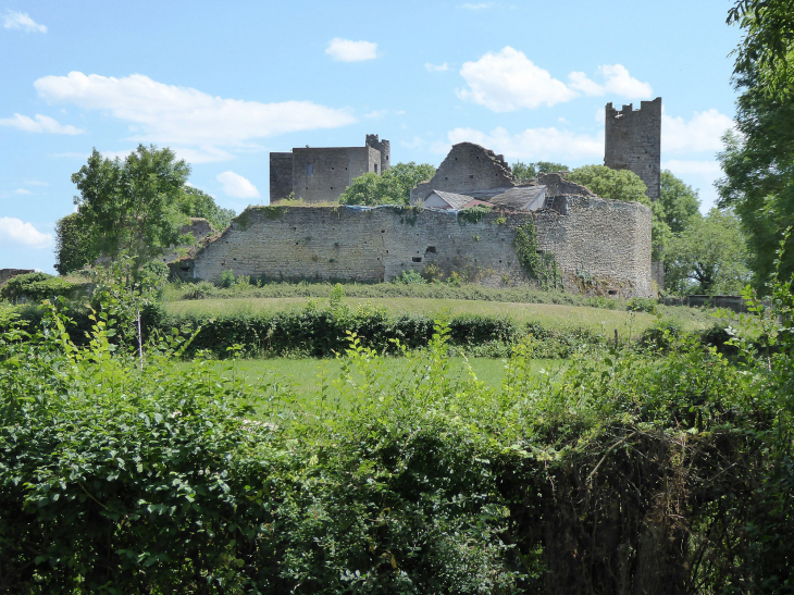 Le château au sommet de la butte de Thil - Vic-sous-Thil