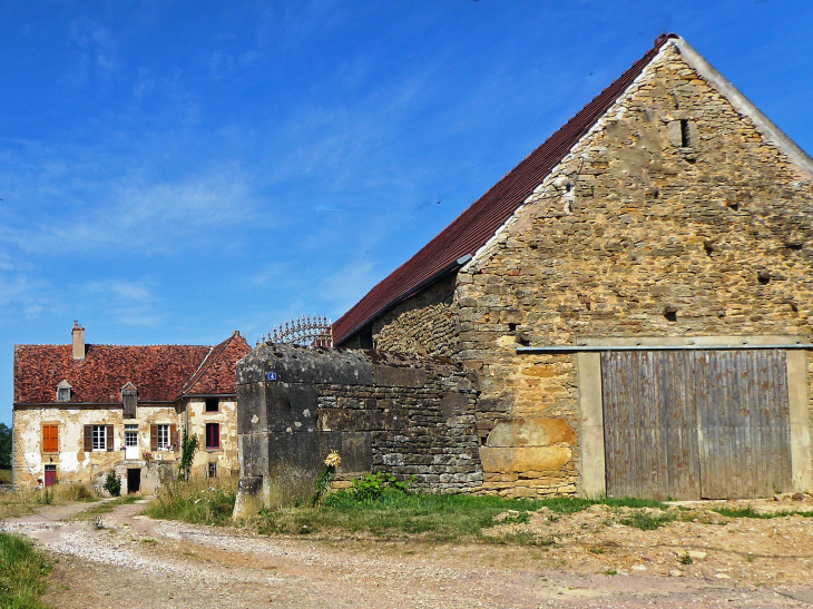 L'entrée du château - Villars-et-Villenotte