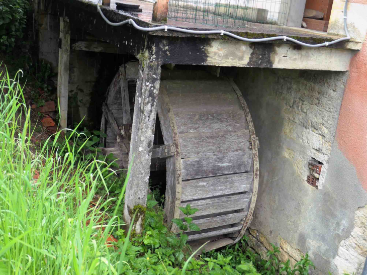 Le moulin : roue à augets - Bona