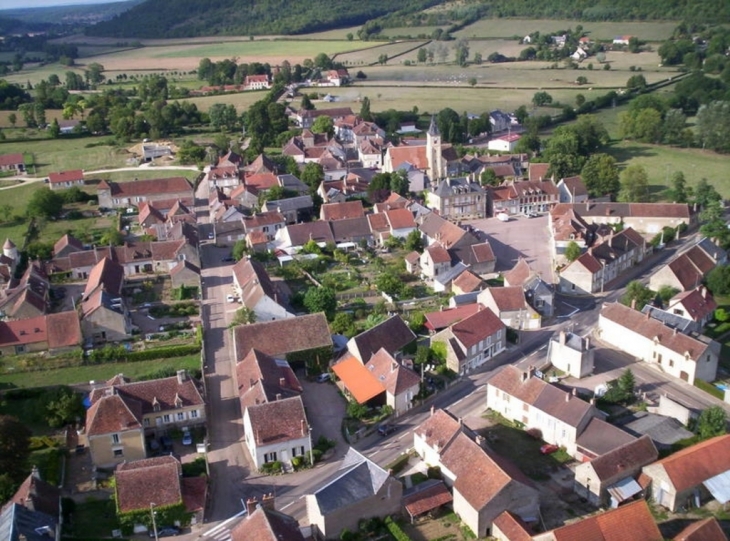 Brinon vue sous cerf volant - Brinon-sur-Beuvron