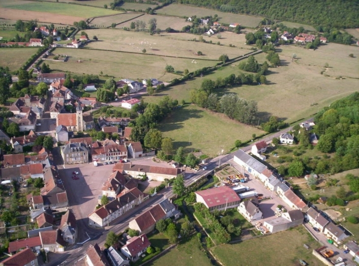 Brinon vue sous cerf volant - Brinon-sur-Beuvron