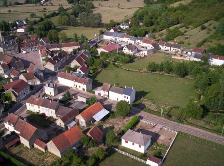 Brinon vue sous cerf volant - Brinon-sur-Beuvron