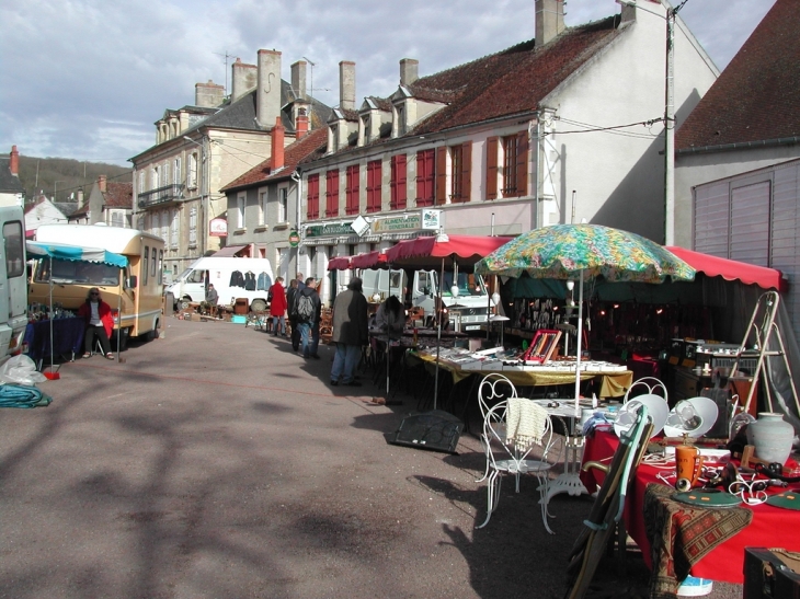 Vide grenier a Brinon - Brinon-sur-Beuvron