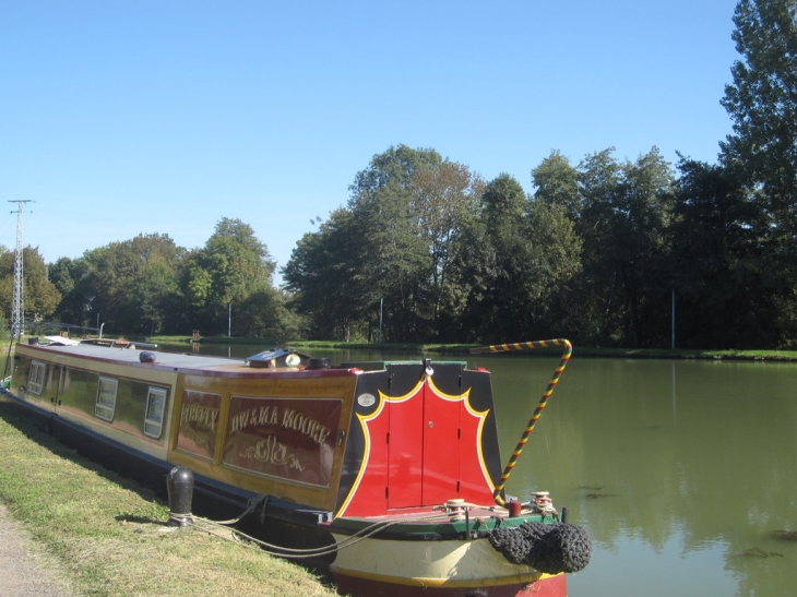 Péniche près de l'écluse de CERCY LA TOUR - Cercy-la-Tour