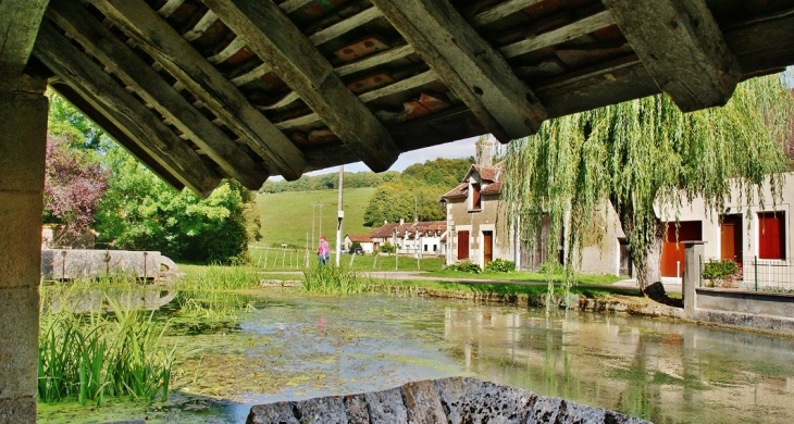 Le Lavoir - Cessy-les-Bois