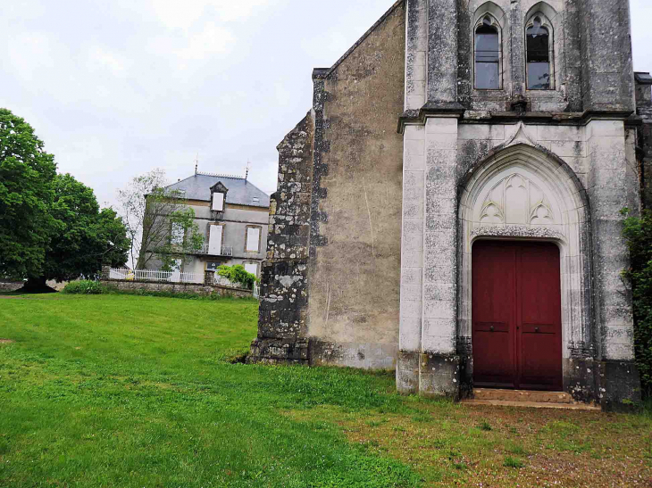 L'entrée de l'église et vue sur la mairie - Champallement