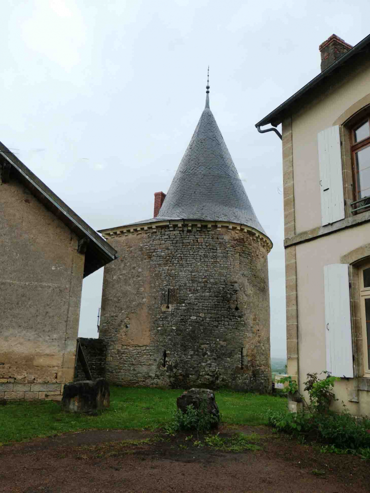 Une tour du château - Champallement