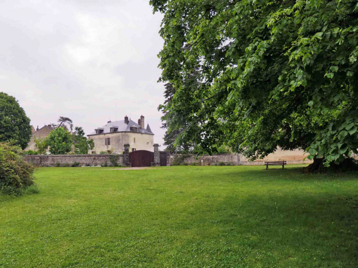 Le château vu de la place en herbe - Champallement