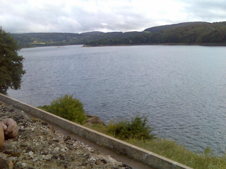 Le lac de Pannecière à deux pas de Chaumard