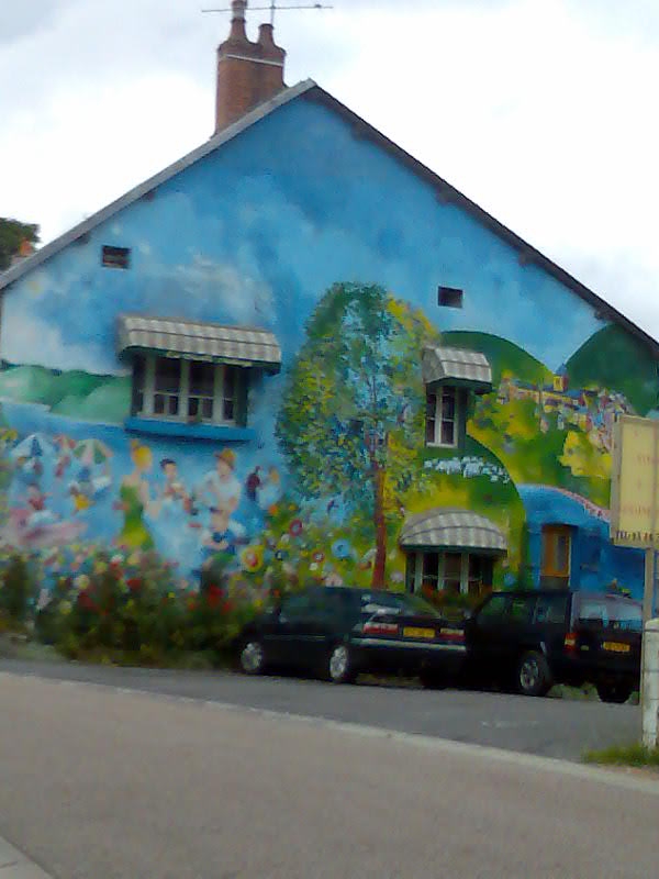 Sympa cette jolie fresque sur le pignon du café - Chaumard