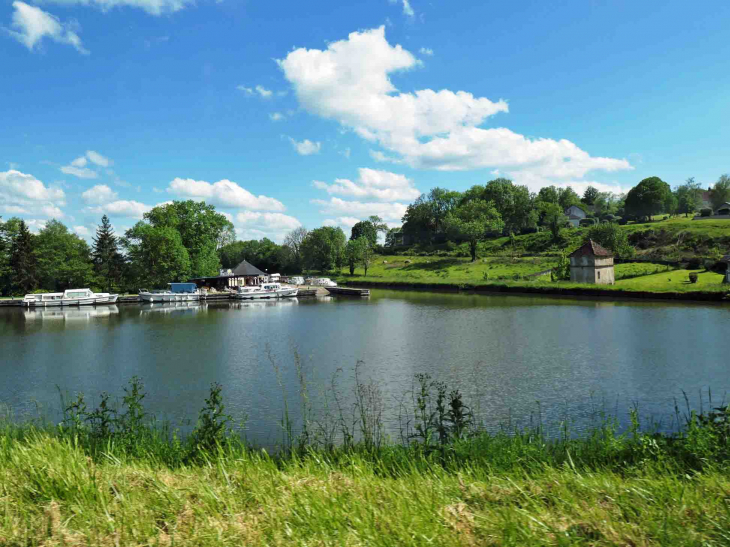 Le port sur le canal du Nivernais - Chaumot