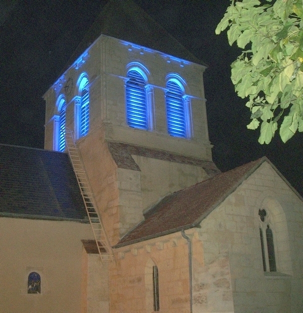 Clocher de l'église éclairé - Chevenon