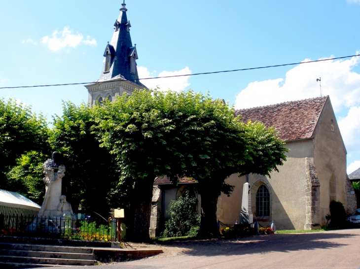 L'église et le monument à la mémoire du maire, l'écrivain Jules Renard - Chitry-les-Mines
