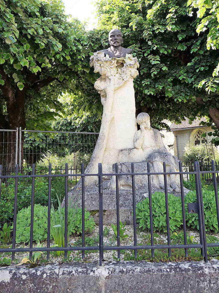 La statue de Jules Renard écrivain auteur de Poil de Carotte - Chitry-les-Mines