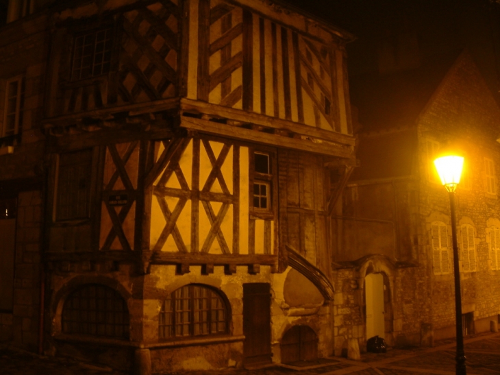 Clamecy - vieille ville la nuit