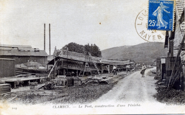 Le port, construction d'une péniche, vers 1925 (carte postale ancienne). - Clamecy