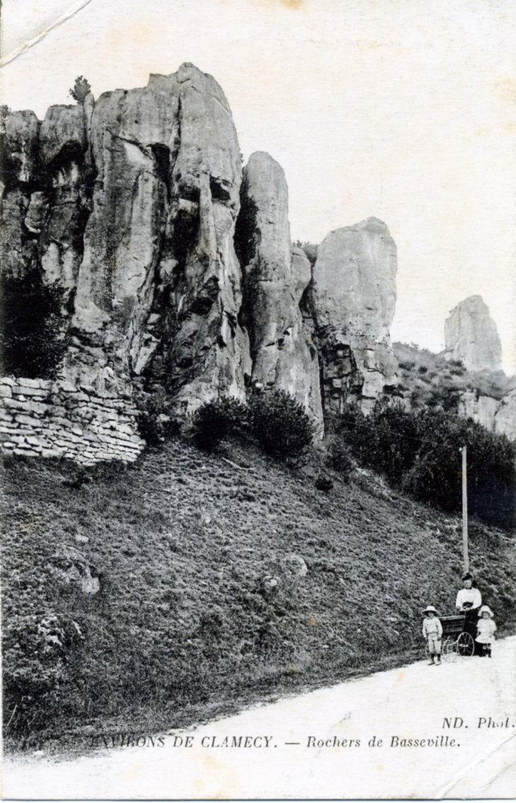 Rochers de Basseville, vers 1925 (carte postale ancienne). - Clamecy