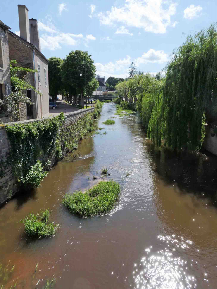 L'Anguison sépare les remparts de la ville et les terres de l'abbaye - Corbigny