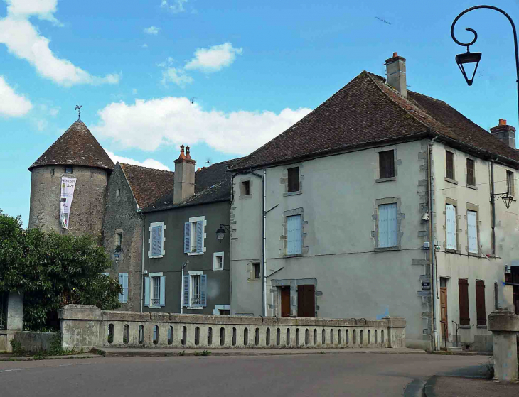 Les remparts et la tour de la Madeleine - Corbigny