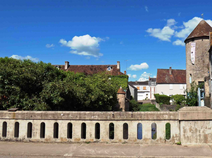 Le pont sur l'Anguison  et la tour de la Madeleine - Corbigny